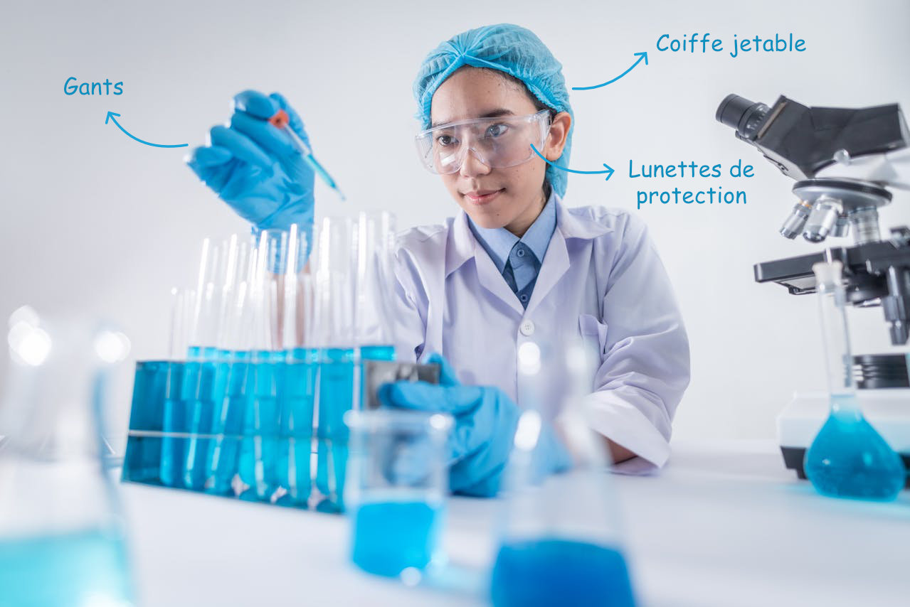 Laborantine manipulant des échantillons de liquide bleu