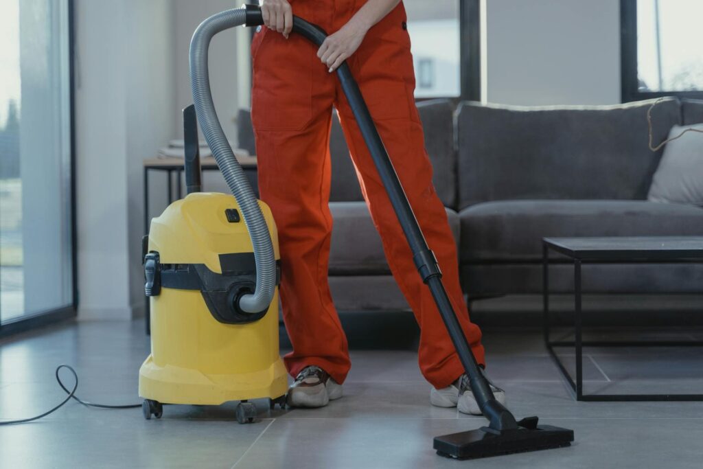 femme de ménage tenant un aspirateur