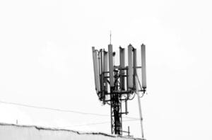 Photo d'une antenne cellulaire en noir et blanc
