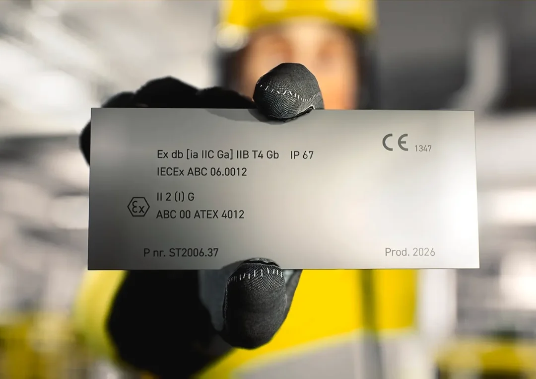 Plaque de marquage technique indiquant les certifications ATEX et IECEx d’un équipement destiné aux environnements potentiellement explosifs, permettant de vérifier sa conformité pour une utilisation en zone à risque.