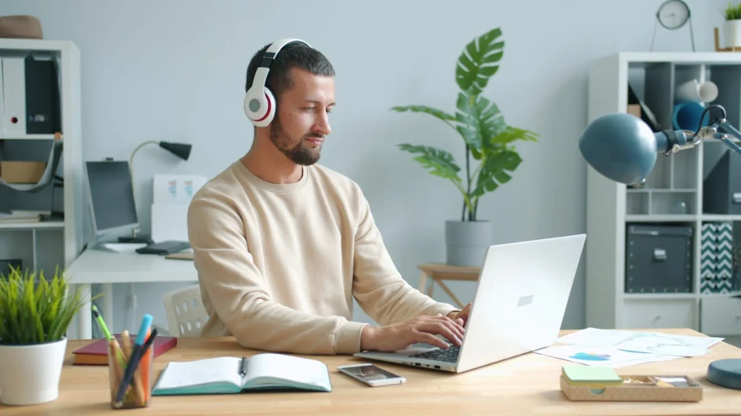Personne travaillant seule sur un ordinateur portable dans un environnement de bureau ou de télétravail, illustrant une situation de travail isolé dans un contexte administratif ou numérique.