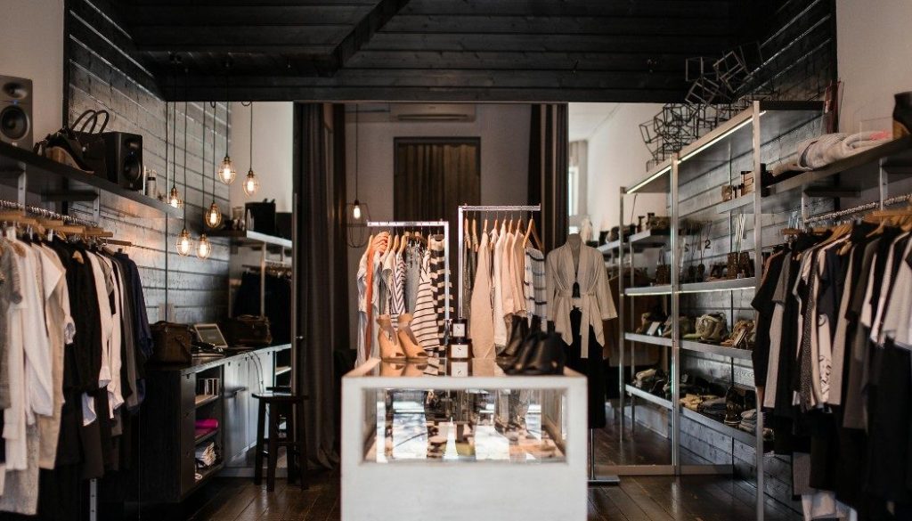 magasin désert, fin de journée, boutique de vêtements
