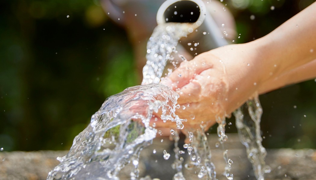 main dans l'eau, assainissement, santé, sécurité, eau transparente et potable