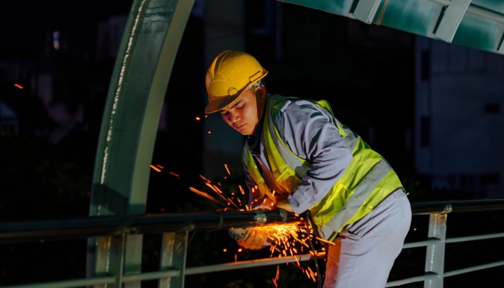 homme de chantier, btp, seul dans le noir